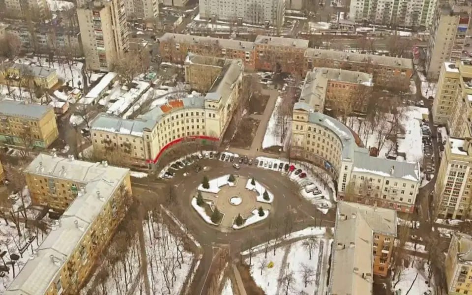 «Развитию» выдали разрешение на реставрацию дома на Депутатской в Воронеже В Воронеже выдано разрешение на разработку научно-проектной документации по сохранению жилого дома № 7 по улице Депутатской – памятника архитектуры регионального значения, в который также входит дом № 11. Заказчиком выступила компания ООО СЗ «Развитие». Завершить проект планируется уже к февралю 2026 года. Напомним, что первый этап реставрации уже стартовал: специалисты демонтировали старое покрытие кровли и начали монтаж новой конструкции. Генеральный директор ГК «Развитие» Сергей Гончаров отмечал, что для компании это важный творческий эксперимент и бизнес-проект. Планируется сохранить все ценные архитектурные детали и вернуть дому сталинский ампирный лоск, учитывая послевоенные «шрамы» как часть его истории. В доме будет немного квартир большой площади – от 100 кв. м, а прилегающая территория также будет благоустроена. Ансамбль жилых домов на Депутатской, 7 и 11, был включён в реестр объектов культурного наследия в 2020 году. Его история началась в 1931 году, когда архитектор Николай Неведров создал проект двух зданий-близнецов в стиле сталинского ампира с элементами неоренессанса, неоклассицизма и конструктивизма. Здания украшены коринфскими пилястрами и редким для Воронежа дорическим ордером, а их фасады формируют парадную круглую площадь с парком –островок гармонии в промышленном районе.