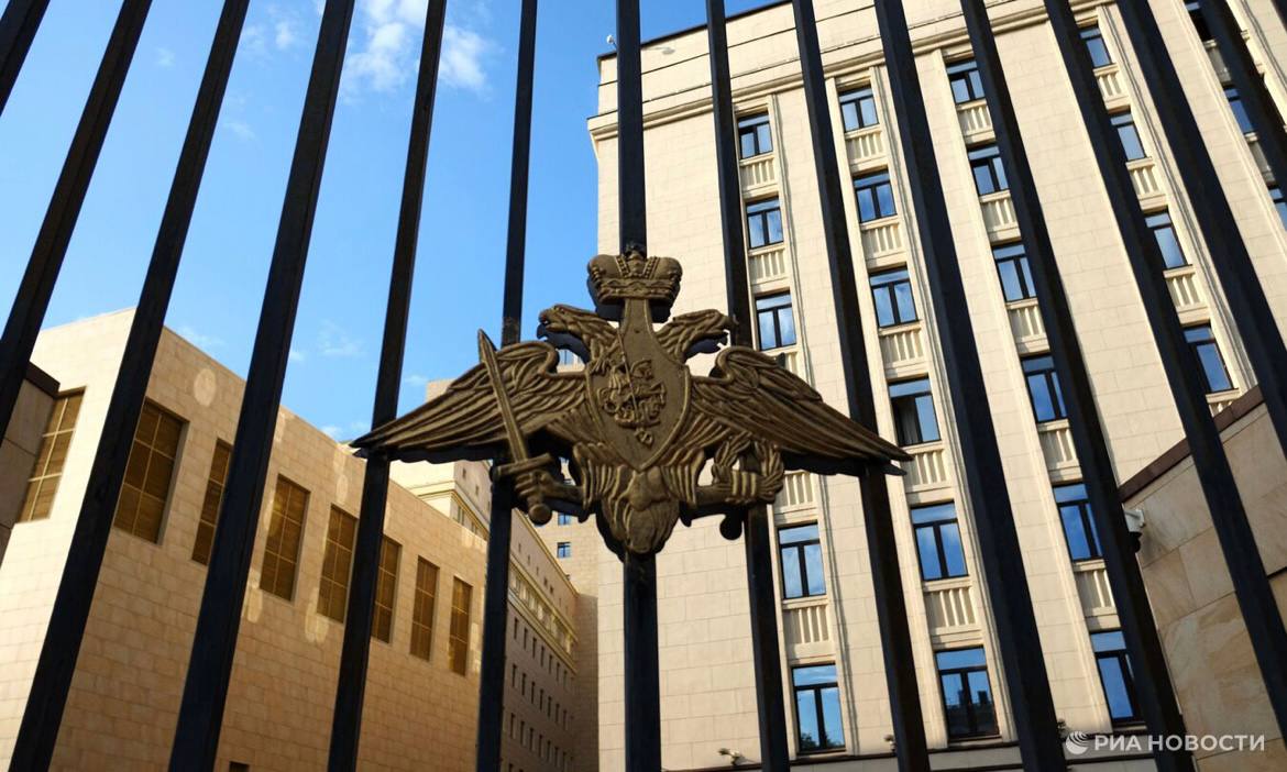 Россия выступает за соблюдение принципа единой и неделимой безопасности для всех стран Об этом в ходе двенадцатого Совещания министров обороны стран членов АСЕАН и партнеров по диалогу заявил замминистра обороны РФ Олег Савельев Он обратил внимание на действия отдельных нерегиональных государств которые по его словам противоречат принципу стабильности Особую опасность Савельев отметил в деятельности закрытых блоковых структур под эгидой индо тихоокеанских стратегий Например таких как AUKUS Индо тихоокеанская четверка QUAD SQUAD JAPHUS С учетом происходящего в настоящее время закрепления в Азии силового потенциала Североатлантического союза полагаем вероятную трансформацию данных блоковых структур в ближайшей перспективе в Индо тихоокеанский альянс прямой аналог НАТО Последствия агрессивного расширения НАТО в Европе после распада Советского Союза в конечном итоге и привели к неизбежности военной операции на Украине пояснил замминистра 0 Подписаться на РИА Новости Крым в Telegram MAX VK