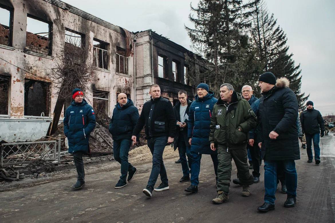 Врио замгубернатора Курской области Константин Поляков вернулся в отряд «Барс». Новый контракт он подписал 5 января   Как рассказал Константин Поляков изданию «Друг для друга», сейчас он находится в приграничных районах. «Нахожусь на боевом задании, организованы патрули, дежурства, посты, - сказал Поляков. - Что касается обстановки в приграничье, бывает по-разному. Вчера, например, было громко».   Также Константин Поляков сообщил, что контракт врио замгубернатора Курской области он приостановил на срок несения службы.  Еще в конце октября в правительстве Курской области сообщали, что Поляков вступил добровольцем в «Барс». «Так и было, - сказал он. - В декабре по семейным обстоятельствам, а также из-за оформления документов, прохождения медкомиссии на несколько недель вышел из отряда. Но с 5 января я снова в «Барсе».   ПОДПИСАТЬСЯ    ПРЕДЛОЖИТЬ НОВОСТЬ