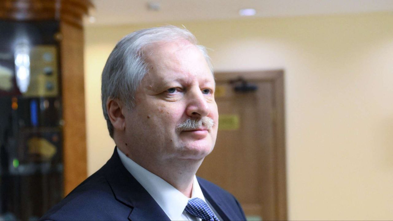 Российская Федерация решительно ответит на провокации Киева и ракетные угрозы. Об этом сообщил в интервью ТАСС новый посол России в Вашингтоне Александр Дарчиев. Главное: Подвижек по стратегической стабильности между Российской Федерацией и США пока ожидать не приходится; Россия стремится выйти на модель неконфронтационного сосуществования с США; Россия открыта к кропотливой работе с США по всей повестке дня, выбор за Вашингтоном; Россия начала с США переговоры о возвращении конфискованной российской дипсобственности; Россия передала США дорожную карту по возвращению шести объектов дипломатической недвижимости, конфискованных в 2016-2018 годах; Разработка системы ПРО «Золотой купол» отдаляет запуск диалога России и США по стратегической стабильности; Разрабатываемая США система ПРО «Золотой купол» имеет сугубо дестабилизирующий космический компонент; Россия рассчитывает вскоре начать с США переговоры о восстановлении прямого авиасообщения; Россия ведет с США предметный разговор об упрощении выдачи виз; США ведут с Россией «прагматичный торг» по устранению «раздражителей» в отношениях; Публикация дополняется !