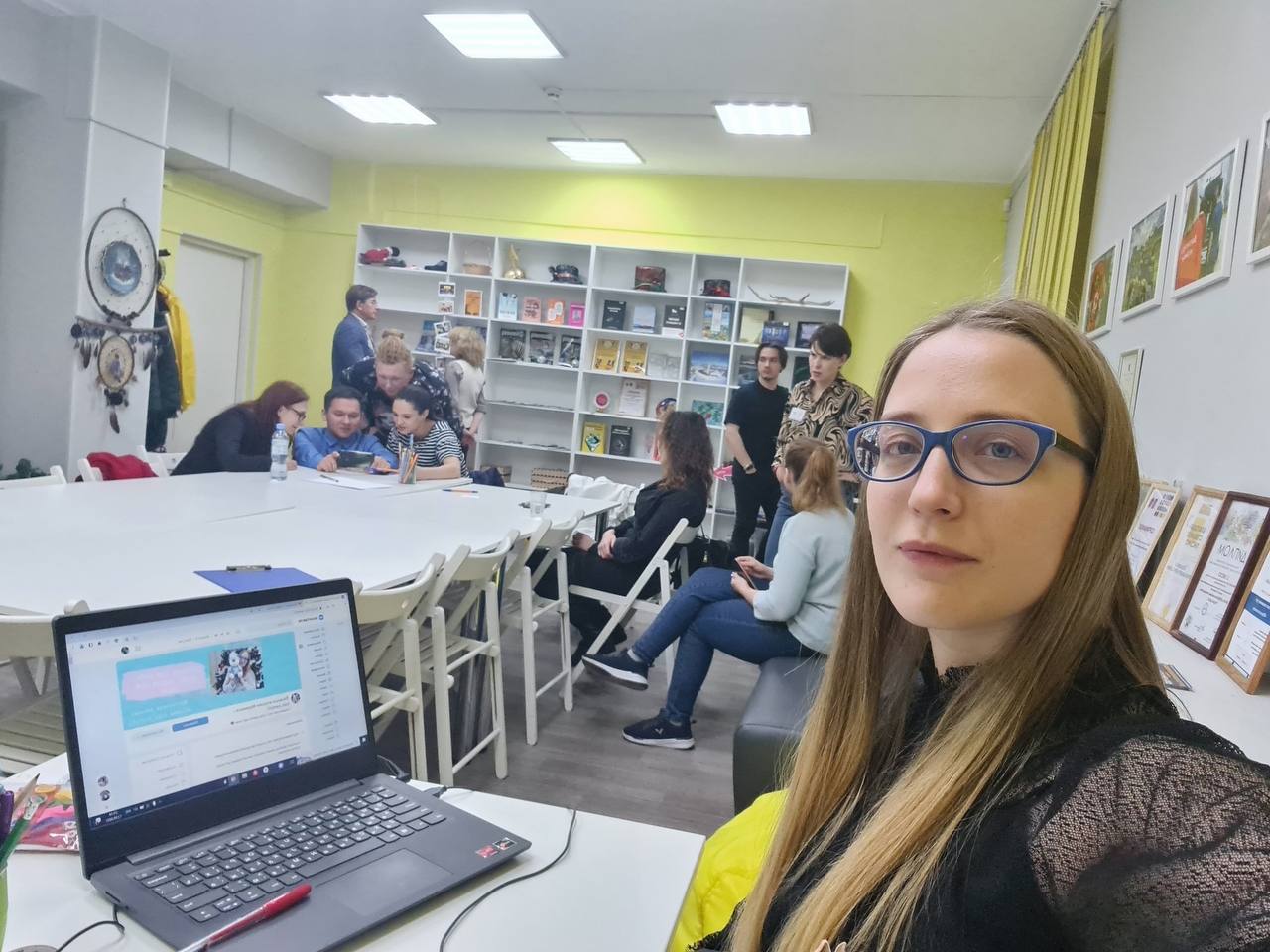 Вечерний Мурманск Библиотекарь из Мурманска вошла в финал всероссийского конкурса Анастасия Корнейчук ведущий библиотекарь Областной детско юношеской библиотеки имени В П Махаевой вошла в шорт лист Всероссийского конкурса молодых лидеров библиотечного дела Будущее библиотек Конкурс учрежден Министерством культуры РФ Анастасия представлена в номинации Посол добровольчества С 8 по 14 октября проходит открытое голосование в котором можно поддержать нашу талантливую землячку Проголосовать можно по ссылке Фото министерство культуры Мурманской области Главная газета нашего подробнее на канале Вечерний Мурманск