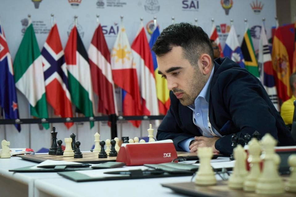 В первых партиях второго тура Кубка мира ФИДЕ все гроссмейстеры представлявшие Армению сыграли вничью Габриэл Саргсян сыграл вничью чёрными фигурами с гроссмейстером Максимом Родштейном из Израиля Шант Саргсян сыграл вничью белыми фигурами с гроссмейстером Джорджем Кори из Перу Роберт Ованнисян сыграл вничью белыми фигурами с гроссмейстером Раунаком Садхвани из Индии Айк Мартиросян сыграл вничью белыми фигурами с гроссмейстером Владиславом Артемьевым выступающим за ФИДЕ В турнире также участвуют гроссмейстеры Левон Аронян и Самуэл Севян В этом туре Аронян выиграл белыми фигурами у международного мастера Арониака Гоша из Индии а Севян сыграл вничью белыми фигурами с гроссмейстером Тин Цзиньяо из Сингапура