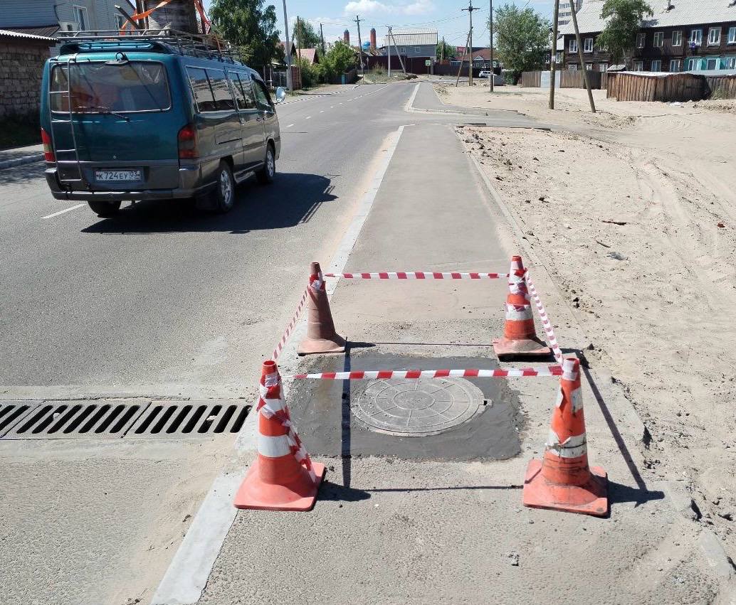 В столице Бурятии проверяют дороги, находящиеся на гарантии.   В этом году в городе обнаружили недочёты на 139 участках. Выявленные дефекты подрядчики устраняют за свой счёт.  - Наиболее частые замечания – продольные и поперечные трещины на проезжей части и тротуарах, выбоины в асфальте и просадки в местах коммуникаций, – прокомментировал начальник отдела автомобильных дорог МУ «Улан-Удэстройзаказчик» Евгений Шарапов