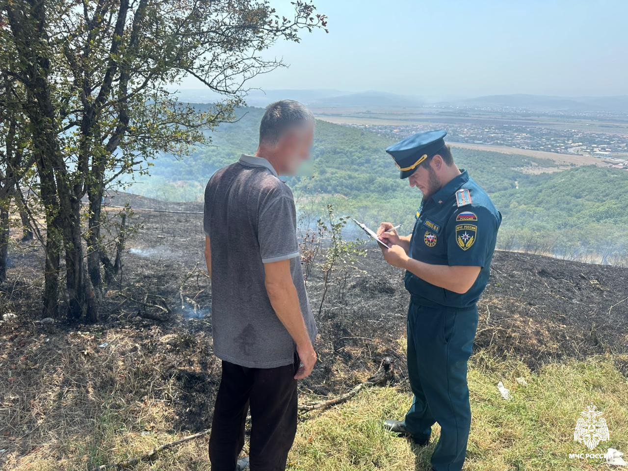 В Чечне составлен 331 протокол за сжигание ландшафта  С начала года на территории Чеченской Республики зарегистрировано более 1000 пожаров, большинство из которых связано с горением сухой травы.  Инспекторы надзорной деятельности и профилактической работы МЧС России привлекли к административной ответственности 331 физическое лицо за сжигание ландшафта.   С 30 июля в Чеченской Республике введен особый противопожарный режим.  МЧС России напоминает, что в условиях особого противопожарного режима предупреждения быть не может, за нарушения предусмотрен штраф:   для граждан - до 20 тыс. рублей;   для должностных лиц - до 60 тыс. рублей;   для предпринимателей - до 80 тыс. рублей;  для юридических лиц - до 800 тыс. рублей.
