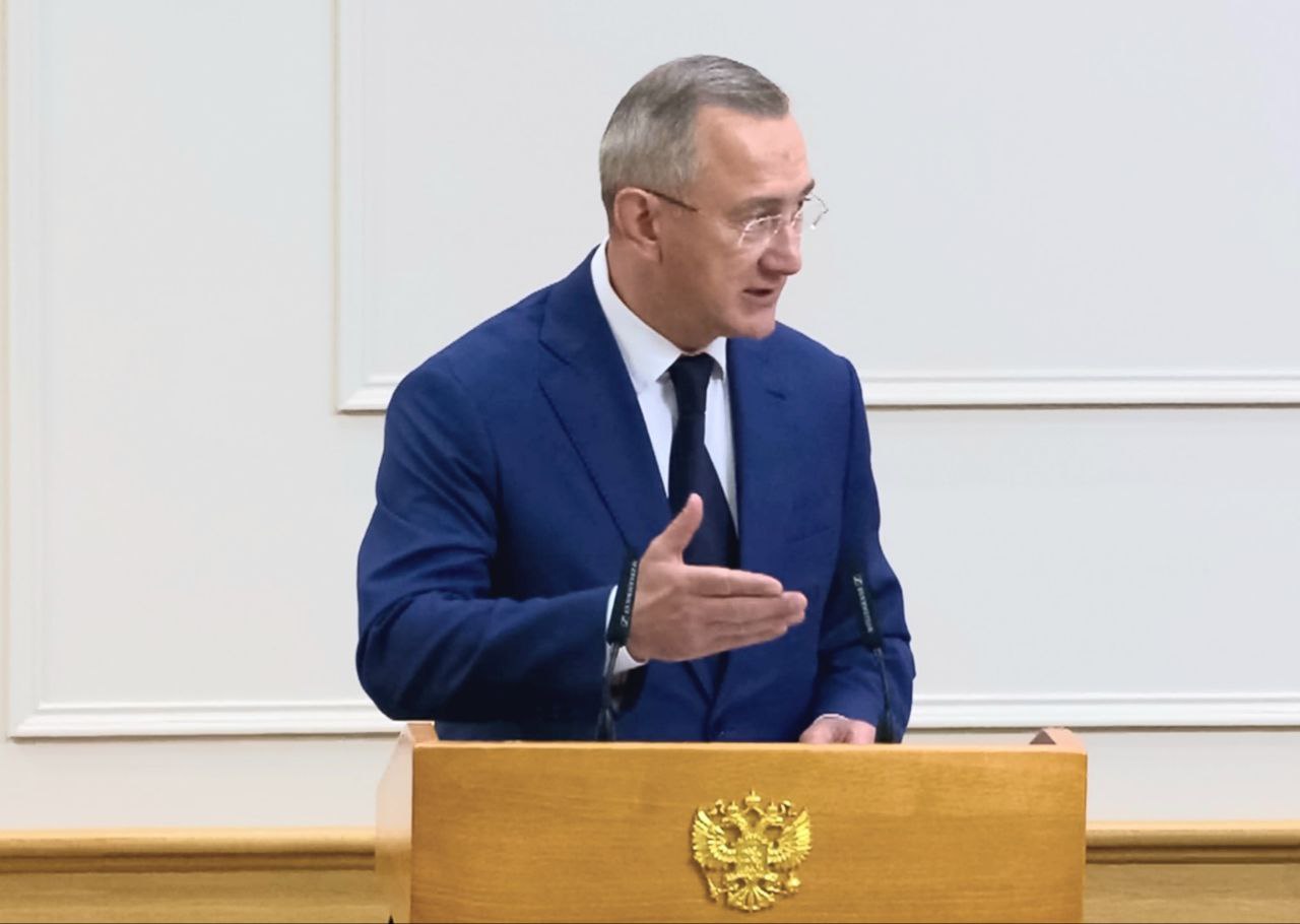 Использование земель сельхозназначения сегодня обсудили в палате регионов. Выступил на заседании Совета по вопросам АПК и природопользования при Совете Федерации. Оно прошло под председательством первого заместителя Председателя СФ Андрея Яцкина. В Калужской области за последние 10 лет мы нарастили долю используемых сельхозугодий с 50% до 70%. Это сотни тысяч гектаров земли. Еще столько же потребуется в ближайшее время для создания новых и развития действующих предприятий АПК. Замруководителя Россельхознадзора Роман Милорадов отметил Калужскую область в качестве примера успешного применения муниципального земельного контроля. Действенный механизм для стимулирования собственников, у которых земля годами зарастает лесом и не используется. Уже проверили 3 тысячи участков, это более половины от плана года. И, конечно, надо поддерживать тех, кто готов расчищать заросшие земли, вводить их в оборот. Считаю, что преимущественное право на получение мер поддержки на эти цели должны иметь инвесторы, которые приобретают такие участки у муниципалитетов. Спасибо сенаторам, Минсельхозу России за сохранение за регионами права менять категорию земель сельхозназначения. Без этого было бы невозможным строительство промышленных предприятий, развитие жилищного строительства. Важно, что эти процедуры становятся максимально прозрачными.