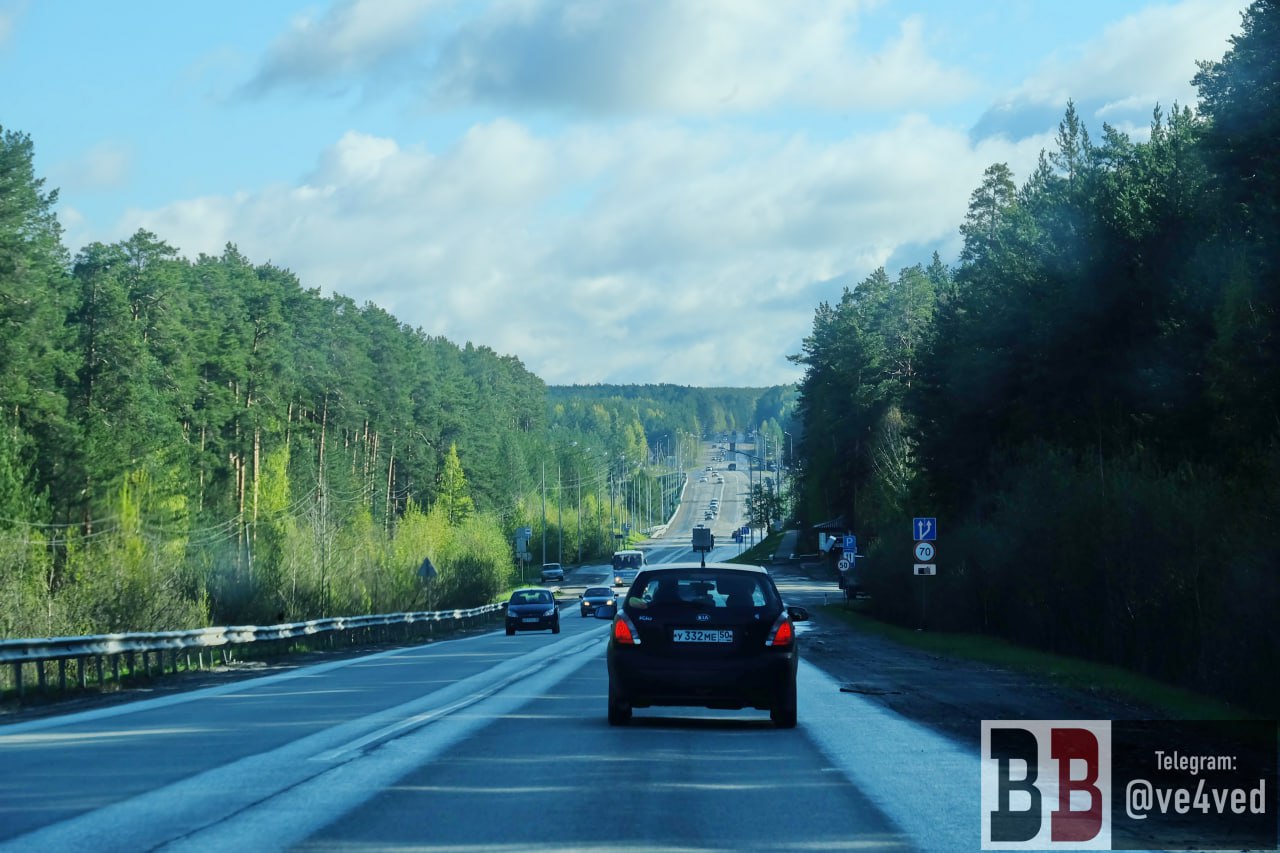 Губернатор пообещал расширить Режевской тракт под Екатеринбургом до четырёх полос Речь идёт о семикилометровом участке трассы в районе посёлка Кедровка между Берёзовским и Монетным Как утверждают областные власти по поручению Дениса Паслера проектирование реконструкции участка было ускорено Объект включён в региональную госпрограмму Развитие транспортного комплекса Свердловской области работы планируется начать в 2026 году Жители близлежащих населённых пунктов и представители бизнеса неоднократно обращались к областным властям с просьбами ускорить обновление участка Ежесуточно здесь проезжает до 26 тысяч автомобилей Устойчиво растёт грузовой трафик по участку ежедневно проезжает более 5 тысяч грузовых автомобилей Также этот участок дороги задействован в маятниковой миграции жителей Березовского и посёлков расположенных вдоль трассы говорят в областном департаменте информполитики Режевской тракт на большей части имеет лишь по одной полосе движения в каждую сторону Из за выезда на встречку на нём регулярно случаются ДТП с трагическими последствиями Буквально сегодня из за столкновения УАЗ и ГАЗели на 111 м километре тракта погиб один и получили травмы пять человек Телеграм канал ve4ved Поддержать Подписаться Прислать новость 18