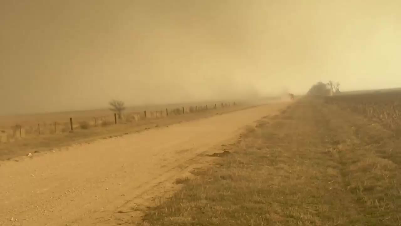 Лесные пожары в Техасе и Оклахоме: эвакуация и борьба с огнем