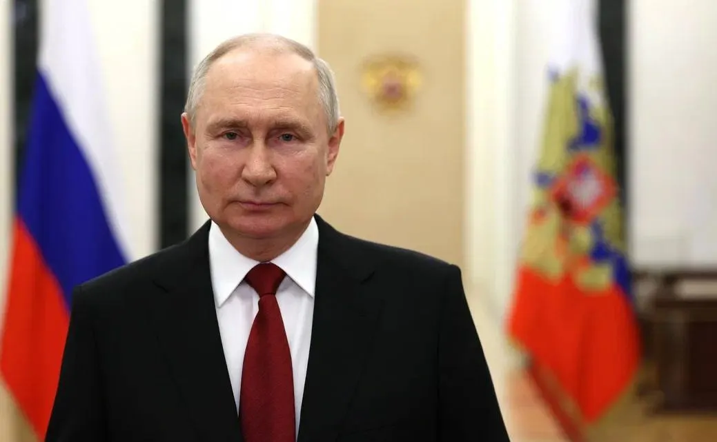 Президент Российской Федерации Владимир Владимирович Путин поздравил православных христиан с Пасхой Глава государства отметил что этот светлый праздник объединяет людей вокруг вековых традиций духовных нравственных ценностей и идеалов Огромную созидательную роль в сбережении нашего богатейшего исторического культурного наследия укреплении института семьи воспитании подрастающих поколений играет Русская православная церковь другие христианские конфессии Религиозные организации проводят большую востребованную работу направленную на совершенствование конструктивного взаимодействия с органами государственной власти гармонизацию межрелигиозного и межнационального диалога в нашей стране поддерживают участников специальной военной операции их семьи Такая важная многогранная деятельность достойна самого глубокого признания отметил наш Национальный лидер
