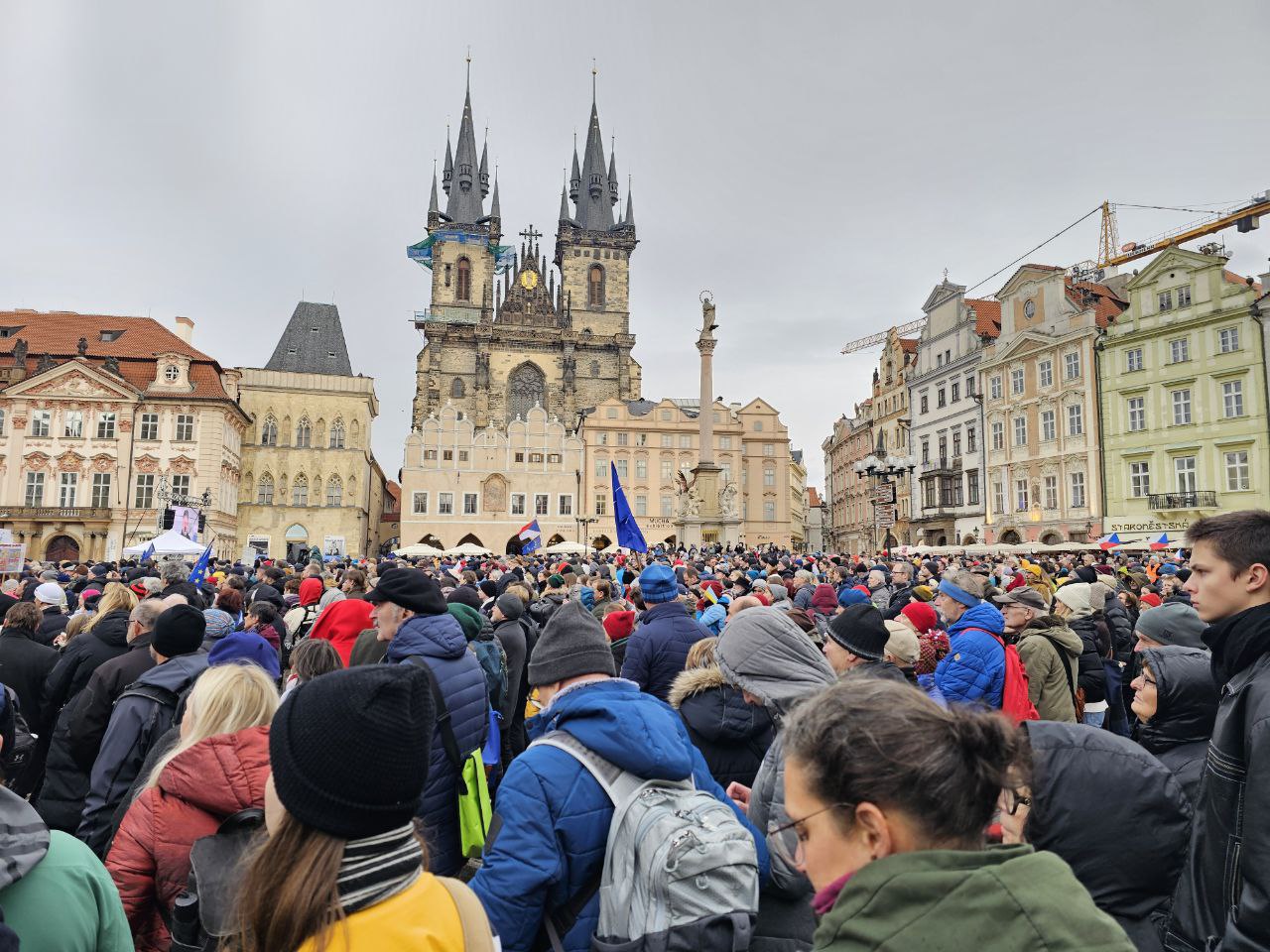 Антивоенные митинги также проходят в Чехии и Литве, — СМИ  В Праге на Староместской площади акция российской оппозиции совмещена с митингом за чешскую демократию — на мероприятие собрались около тысячи человек.  В Вильнюсе митинг собрал порядка ста человек.