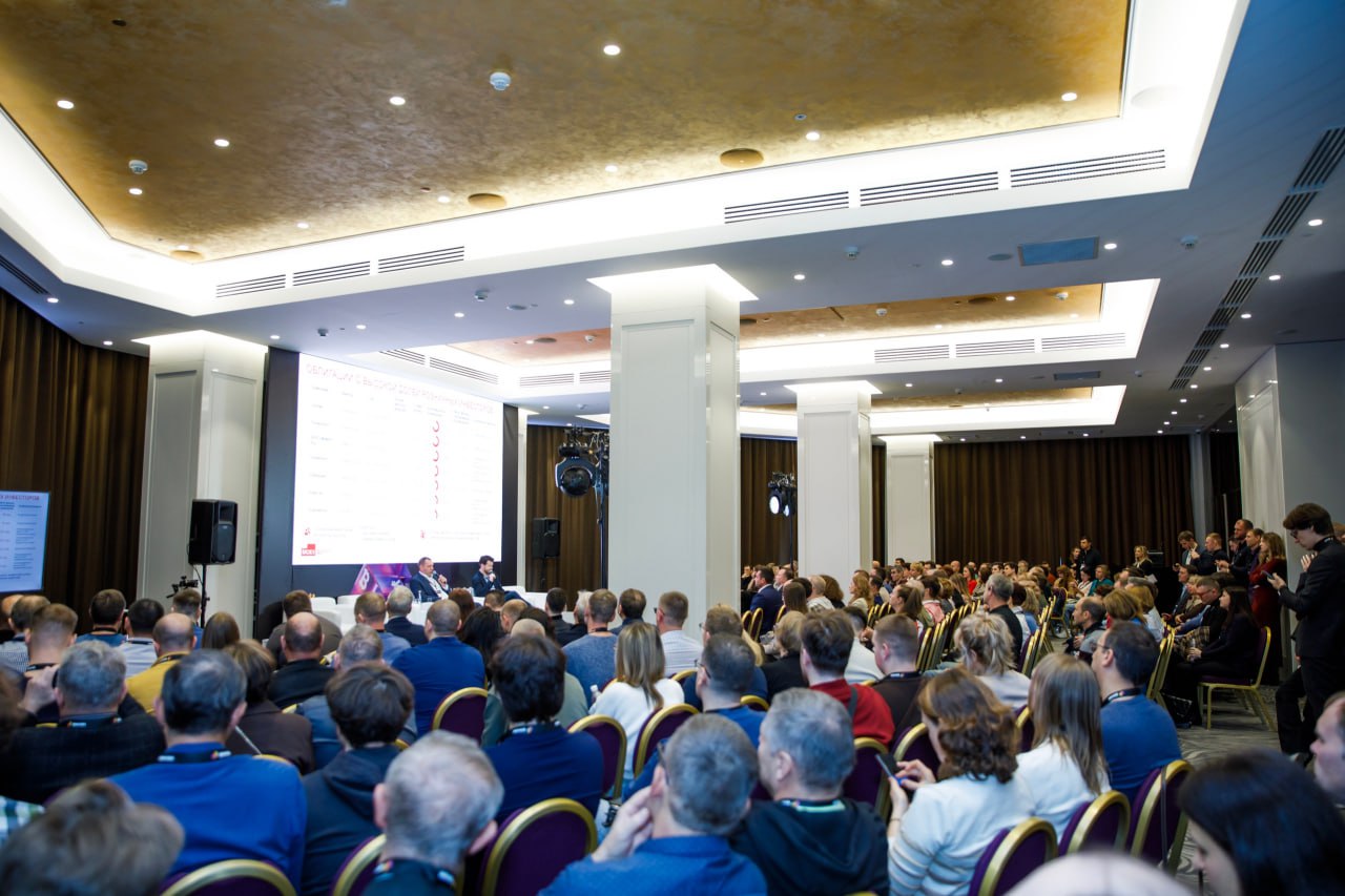 В Самарской области прошел инвестиционный форум Инвестиции и тренды 2026 В Самарской области прошел форум Инвестиции и тренды 2026 Событие объединило более 700 участников экспертов финансового рынка представителей бизнес сообщества и государственных структур для обсуждения ключевых трендов будущего года Организатором конференции стала компания Финам От областного правительства и губернатора Вячеслава Федорищева участников форума поприветствовал зампред правительства министр экономического развития и инвестиций Самарской области Павел Финк На мой взгляд подобного рода мероприятия являются максимально эффективными как для самих участников так и для экономики Самарской области Живое общение насыщенная программа обмен опытом и рабочими инструментами уверен что участники форума провели время с пользой Наш регион заинтересован в частных инвестициях мы создаем для бизнеса необходимые условия сопровождаем на всех этапах реализации проектов и всегда открыты к диалогу подчеркнул Павел Финк В ходе открытого диалога участники мероприятия получили разъяснения по вопросам развития бизнеса в Самарской области Обсуждались ключевые отрасли в которых реализуются инвестиционные проекты а также возможности для предпринимателей в регионе и меры государственной поддержки Безусловно очень позитивно то что руководство обращает внимание на частных инвесторов их интересы на развитие бизнеса на привлечение капитала Я надеюсь на развитие долгосрочных партнерских отношений с Самарской областью отметил президент компании Финам Владислав Кочетков Конференция посвящена тщательному анализу ключевых трендов включая перспективы для инвесторов на российском рынке глобальные инвестиционные возможности за рубежом и использование ИИ технологий для анализа и торговли На секции форума где обсуждали будущее бизнеса в регионе исполнительный директор Агентства по привлечению инвестиций Самарской области Иван Манаев представил свои идеи В рамках открытого диалога с руководителями ведущих бизнес ассоциаций обсуждались меры государственной поддержки и наиболее перспективные отрасли для реализации инвестиционных проектов Особое внимание было уделено фармацевтике биотехнологиям беспилотным авиационным системам а также машиностроению и туристической отрасли ГТРК Самара MAX lВК lОК lСАЙТ