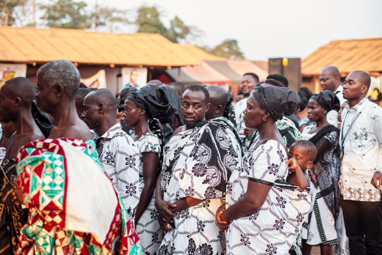 В Гане отказ супругу в интимной близости объявили уголовным преступлением Помощник комиссара полиции Деннис Фиакпуи заявил что отказ жены мужу в постели и наоборот можно приравнять к эмоциональному насилию Наказания за подобные действия предусмотрены уголовным кодексом страны Он отметил что если жена отказывает мужчине в сексе он может смело сообщить об этом в полицейское отделение как о преступлении То же самое может сделать и женщина если муж отвергает ее ласки а также отказывается есть приготовленную ею еду делает ее несчастной и причиняет ей эмоциональную боль объявил помощник комиссара