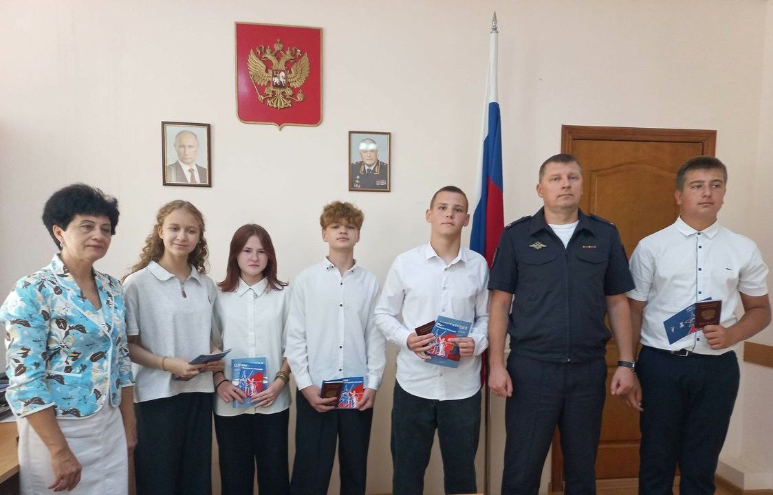 В Саратовской области полицейские в торжественной обстановке вручили школьникам их первые паспорта  В Ершове в рамках всероссийской акции #МыГражданеРоссии в отделе полиции юные граждане нашей страны в торжественной обстановке получили свои первые паспорта.   Главный документ – паспорт гражданина Российской Федерации вручил пятерым учащимся МОУ СОШ № 1 и № 3 врио начальника ОМВД России по Ершовскому району подполковник полиции Алексей Суковатов.  Он поздравил ребят с важным этапом в их жизни и пожелал стать достойными гражданами своей Родины, предупредил о необходимости бережного отношения к документу, а также напомнил о важности защиты своих персональных данных от злоумышленников.  В мероприятии также принимала участие и руководитель местного отделения «Движения Первых» Марина Марина, которая вручила по экземпляру Конституции Российской Федерации и отметила, что с получением паспорта появляются не только права, но и обязанности.   В заключении сделали общее фото на память.