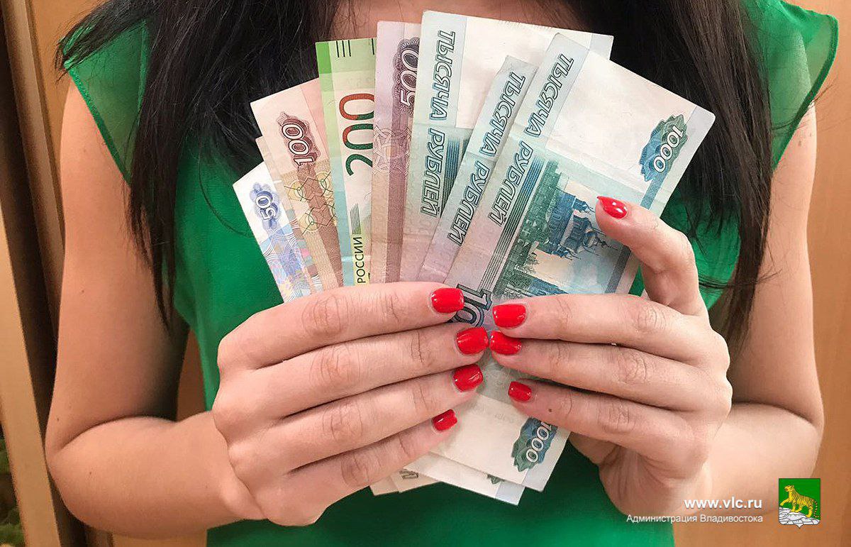 Многодетные семьи Владивостока могут получить 1 млн 82 тыс. рублей вместо земельного участка. За два года действия этой меры поддержки от многодетных семей Владивостока было получено более 530 заявлений.   Для оформления выплаты необходимо быть включенным в реестр на получение участка по краевому закону № 837. Чтобы её получить, необходимо собрать пакет документов и передать его в администрацию Владивостока.   Выплату можно использовать для приобретения жилья, земельного участка или взноса по ипотечному кредиту. Кроме того, многодетные семьи могут компенсировать уже понесенные затраты на эти расходы.   Ознакомиться подробно со списком документов можно по ссылке.    По вопросам предоставления выплаты проконсультироваться можно по тел. 8 423 252-73-36, 8 423 252-71-90.  #МногодетныеСемьи