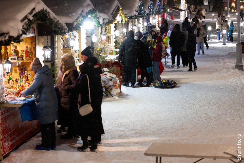 В Череповце новогоднюю и рождественскую ярмарку посетили более 20 тысяч человек Новогодняя ярмарка работала на площади Молодежи с 15 декабря   cherinfo ru news 144228 v cerepovce novogodnuu i rozdestvenskuu armarku posetili bolee 20 tysac celovek