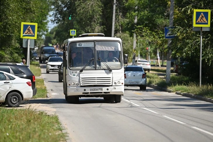 Власти Волгограда опровергли слухи о закрытии автобусного маршрута №43 В администрации Волгограда прокомментировали появившуюся в социальных сетях информацию о грядущих изменениях в работе общественного транспорта в Тракторозаводском и Краснооктябрьском районах. Как сообщает ИА «Высота 102», департамент городского хозяйства не планирует ликвидировать или каким-либо образом корректировать работу автобуса №43 «Пл. Возрождения – Алюминиевый завод». - Внесение изменений в работу маршрута №43 «Пл. Возрождения – Алюминиевый завод» не планируется. В июне данный маршрут продолжит работать по привычному для пассажиров расписанию, - подчеркнули в пресс-службе администрации Волгограда. Напомним, накануне волгоградцы забили тревогу из-за слухов о закрытии данного транспортного направления. Пассажиры оказались встревожены информацией, полученной от водителей подвижного состава.