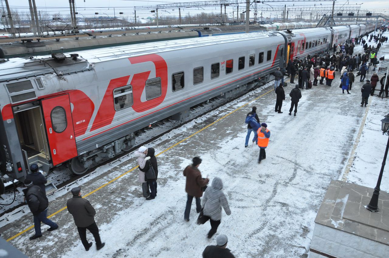 На праздники в марте и феврале запустят дополнительные поезда Ижевск Москва На период повышенного спроса в период праздничных дней февраля и марта на Горьковской железной дороге назначен дополнительный поезд дальнего следования 231 232 сообщением Ижевск Москва сообщили в пресс службе Горьковской железной дороги Состав отправится из столицы Удмуртии 20 февраля и 6 марта в 00 45 по местному времени В Москву поезд прибудет в те же сутки в 21 37 В обратном направлении поезд поедет 21 февраля и 7 марта Он отправится из Москвы в 01 10 и прибудет в Ижевск в 20 15 Время также указано местное Предусмотрены остановки на станциях Агрыз Кизнер Казань Восстание Канаш и других В составе поезда будут плацкартные и купейные вагоны в том числе с местами для пассажиров с детьми Фото Константин Ившин