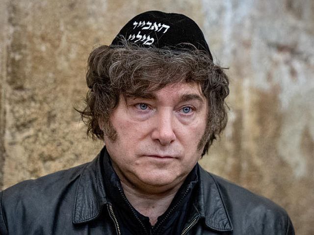 Президент Аргентины Хавьер Милей вновь прибыл с визитом в Израиль и посетил Стену Плача в Иерусалиме Милей демонстрирует исключительную поддержку Израилю, интересуется еврейской религией и историей. 11 июня Хавьеру Милею будет вручена премия "Берешит" Genesis , также именуемая "еврейским нобелем". Аргентинский лидер станет первым неевреем, удостоенным этой награды. фото: Chaim Goldberg/Flash90