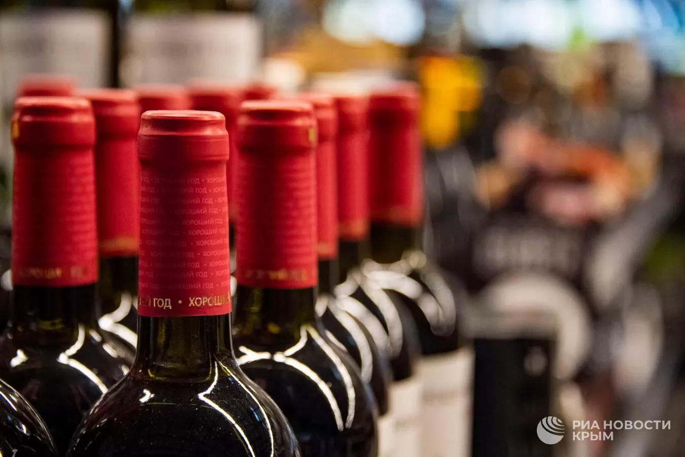 Севастопольское красное вино вошло в топ 10 лучших российских вин 2025 года Об этом РИА Новости сообщили в Роскачестве Так Каберне Совиньон Резерв 2022 года произведенное винодельней Бельбек получило 4 43 балла и заняло четвертое место в рейтинге Отмечается что всего в этом году было исследовано 206 красных вин 162 сухих 28 полусладких 10 сладких и шесть полусухих Также эксперты оценили 240 белых вин 27 полусладких 20 полусухих и два сладких 0   Подписаться на РИА Новости Крым в Telegram MAX VK