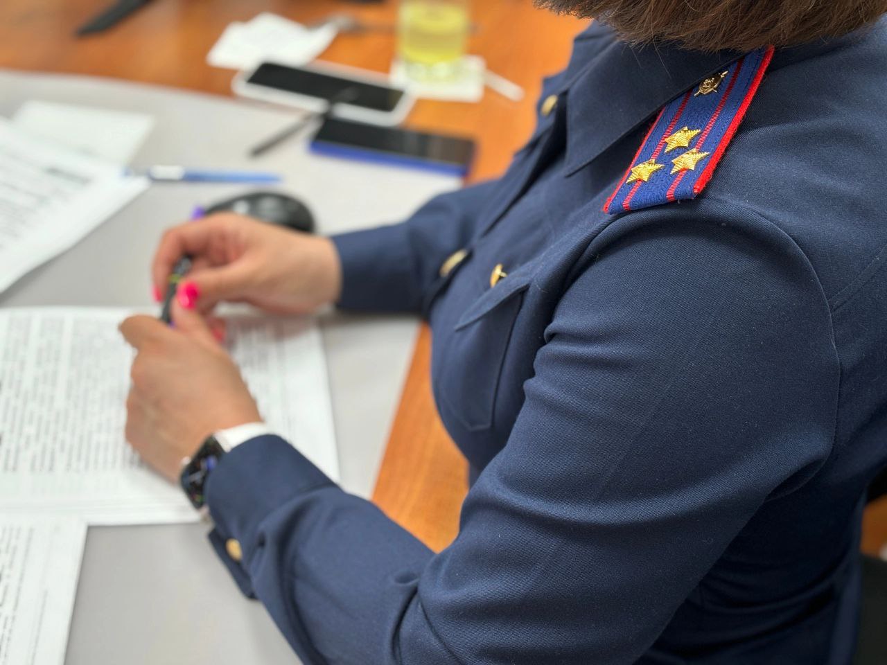 ‼ В Томске направлено в суд уголовное дело по обвинению директора частной фирмы в получении коммерческого подкупа Следственным отделом по Кировскому району города Томска следственного управления Следственного комитета Российской Федерации по Томской области завершено расследование уголовного дела в отношении директора одного из томских обществ с ограниченной ответственностью. Он обвиняется в получении коммерческого подкупа в значительном размере п. «в» ч. 7 ст. 204 УК РФ . Уголовное дело было возбуждено на основании материалов ОЭБиПК ОМВД России по Ленинскому району г. Томска регионального Управления МВД. По версии следствия, в апреле прошлого года директор коммерческой организации получил от местного жителя денежные средства в сумме 42 тысяч рублей за способствование в получении свидетельств о прохождении им обучения по профессиям тракториста категории «С» и «D» без его фактического прохождения для последующего предоставления их при сдаче квалификационных экзаменов. В отношении фигуранта следователем избрана мера пресечения в виде подписки о невыезде и надлежащем поведении. В настоящее время расследование завершено, следствием собрана достаточная доказательная база, и материалы уголовных дел с утвержденными обвинительными заключениями направлены в суд для рассмотрения по существу. Уголовное дело в отношении лица, давшего коммерческий подкуп, рассматривается судом по существу. ПОДПИСЫВАЙТЕСЬ на