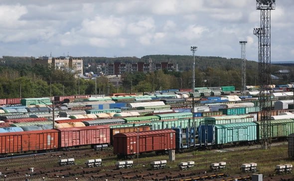 Парковка грузовых вагонов отставленных от движения подорожала к августу в среднем в 2 5 раза с начала года до 23 24 тыс руб в месяц в зависимости от региона из за дефицита мест для отстоя подсчитали в Институте проблем естественных монополий ИПЕМ Нехватка таких мест возникла вследствие избыточного спроса из за увеличения лишнего парка возрастающего в том числе из за снижения погрузки на сети РЖД за семь месяцев на 7 3 до 646 6 млн т В ИПЕМ полагают что в четвертом квартале рост стоимости отстоя вагонов может продолжиться Дополнительной нагрузкой на операторов также выступают сжатие рынка аренды вагонов во многом и на фоне неблагоприятной конъюнктуры угольного рынка находящегося в кризисном положении и усиление дисбаланса между ставками доходности и аренды Например аренда типовых полувагонов подешевела в августе на 25 6 к июлю до 930 руб в сутки по долгосрочным контрактам и на 31 8 до 750 руб по спотовым инновационных на 19 4 и 26 9 соответственно до 1 4 тыс руб и 1 2 тыс руб