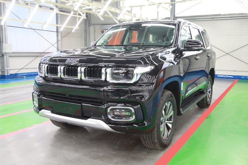 На российском заводе «Автотор» начали сборку BAIC BJ60   Завод «Автотор» в Калининградской области, начал сборку рамного внедорожника BJ60 для России. Старт продаж BAIC BJ60 намечен на начало 2025 года.   BAIC BJ60 получит 2,0-литровый дизель на 163 л.с. и 400 Нм, который работает с 48-вольтовым стартер-генератором на 13,6 л.с. и 8-ступенчатым «автоматом».  Все колеса имеют независимую пружинную подвеску. Полный привод — Part-Time с понижающей передачей. Предусмотрены блокировки межколесных дифференциалов.