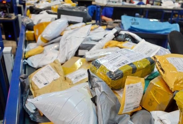 Минфин Молдовы может обложить налогом все зарубежные посылки Посылки с сайтов Temu Joom Shein AliExpress даже до 150 евро могут начать облагаться налогом В ведомстве отмечают что изменения еще будут обсуждаться На меры решили пойти когда посчитали годовой оборот зарубежных посылок в РМ он превышает 300 млн евро