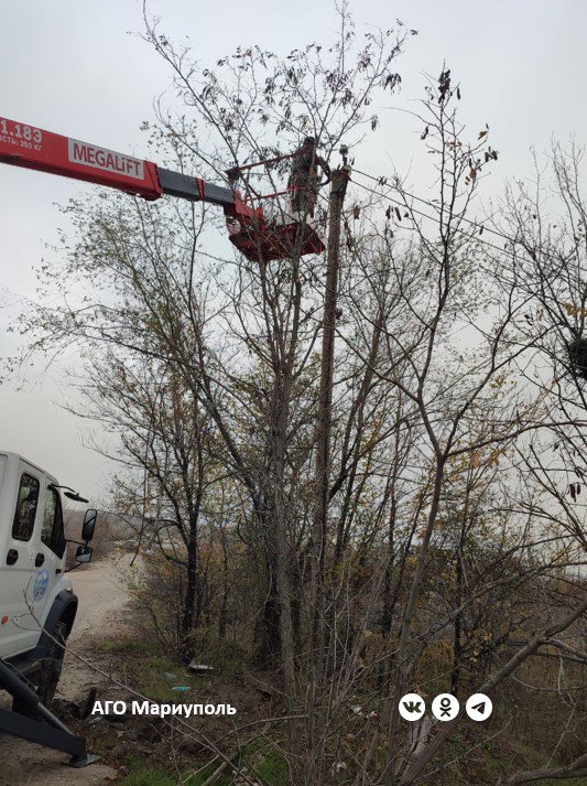 В Жовтневом районе Мариуполя энергетики устранили короткое замыкание в сети На проспекте Строителей бульваре Шевченко и улице К Либкнехта сотрудники МУП Мариупольгорсвет проинспектировали более 3 километров воздушных линий В результате проведенных работ специалисты обнаружили и устранили причину короткого замыкания Также по этим адресам энергетики провели осмотр иллюминационных консолей В шкафах управления освещением ШУ 104 130 166 168 и 244 электромонтеры заменили новыми выбитые автоматические выключатели Дополнительно на проспектах Ленина и Строителей улице Зелинского энергетики проверили работу сетей наружного освещения