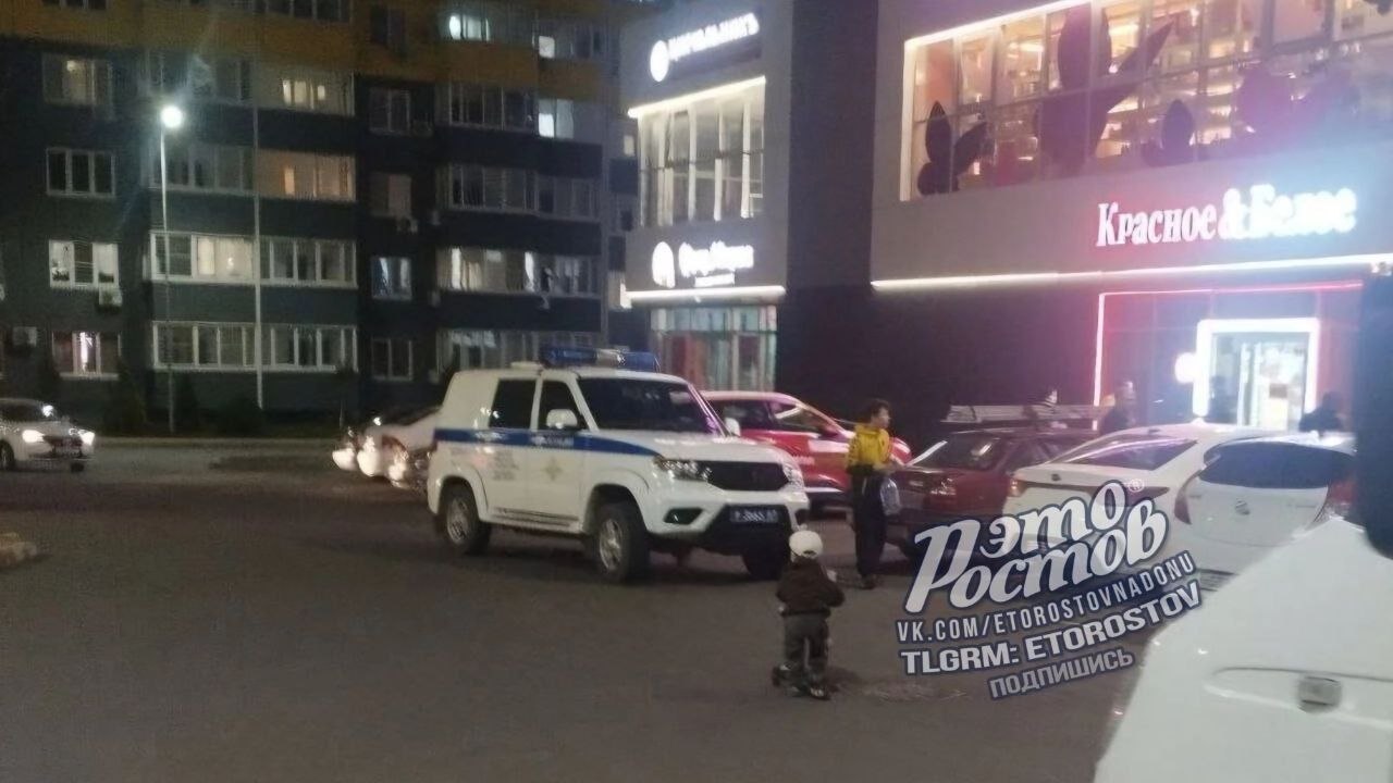 Очевидцы сообщили о мужчине с гранатой на окраине Ростова. Подозрительного персонажа увидели возле одного из магазинов — он держал в руках нечто похожее на взрывное устройство и якобы вёл себя неадекватно, угрожая, что всё вокруг разнесёт. Местные вызвали полицию, но когда отряд приехал на место, мужчины с гранатой и след простыл. Теперь полицейские ищут неадеквата по всему району, отсматривая записи с камер. RostovGazeta