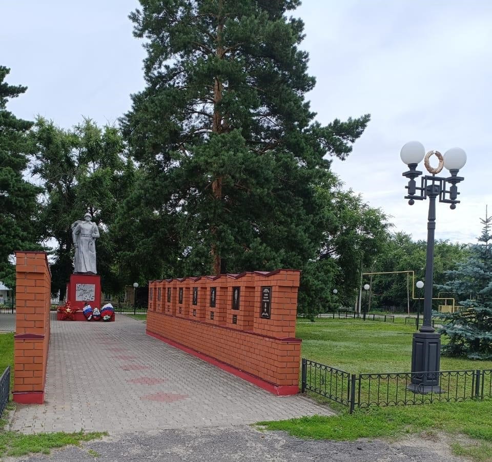 В Тамбовской области вандал повредил военный мемориал В Тамбовской области следователи начали расследование факта вандализма в отношении мемориального комплекса, посвященного воинам Великой Отечественной войны. Инцидент произошел на территории Мучкапского округа. Возбуждено уголовное дело по статье "Повреждение мемориальных сооружений, увековечивающих память погибших при защите Отечества". Как сообщает прокуратура Тамбовской области, вандал разбил мраморную плиту и нанёс рисунки. По данным следствия, под подозрение попал 37-летний житель округа. В настоящее время следователи проводят комплекс мероприятий, направленных на установление всех обстоятельств произошедшего и сбор необходимых доказательств. Прокуратура взяла на контроль ход и результаты расследования уголовного дела. Нарушителю грозит наказание вплоть до лишения свободы. СКР по Тамбовской области ИА "Онлайн Тамбов.ру" Прислать новость
