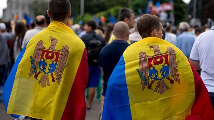 Неутешительные итоги переписи людей в Молдове становится всё меньше Статистика показывает что население Молдовы за 10 лет сократилось на 13 Если в 2014 году на 100 женщин приходилось 89 мужчин то в 2024 году уже 92 Кроме того население заметно постарело средний возраст вырос с 37 5 до 40 6 года Мужчины в среднем живут почти на 9 лет меньше женщин При этом число трудоспособных людей уменьшилось примерно на 9 а количество тех кто не может работать выросло примерно на 7 5