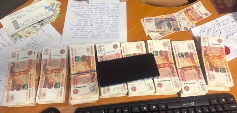 7 700 000 рублей отдала пенсионерка из Оренбурга курьеру мошенников 78 летней жительнице областного центра позвонили якобы сотрудники прокуратуры Сказали что её подозревают в пособничестве и финансировании ВСУ Чтобы избежать обвинения нужно задекларировать имеющиеся средства После этого женщина по указанию мошенников в ближайшем банкомате сняла средства и отдала свою сумочку со всей суммой молодому человеку Таким образом пенсионерка потеряла 7 700 000 рублей Однако полицейские задержали подозреваемого им оказался 19 летний житель Ижевска Вся сумма была при нём Сотрудникам УМВД молодой человек пояснил что работу ему предложила девушка на сайте знакомств Кураторы передали парню адрес пенсионерки у которой он и забрал деньги Далее юноша должен был перевести средства с помощью криптокошелька но сделать это не успел Кстати получить за такую курьерскую работу парень должен был 80 000 рублей