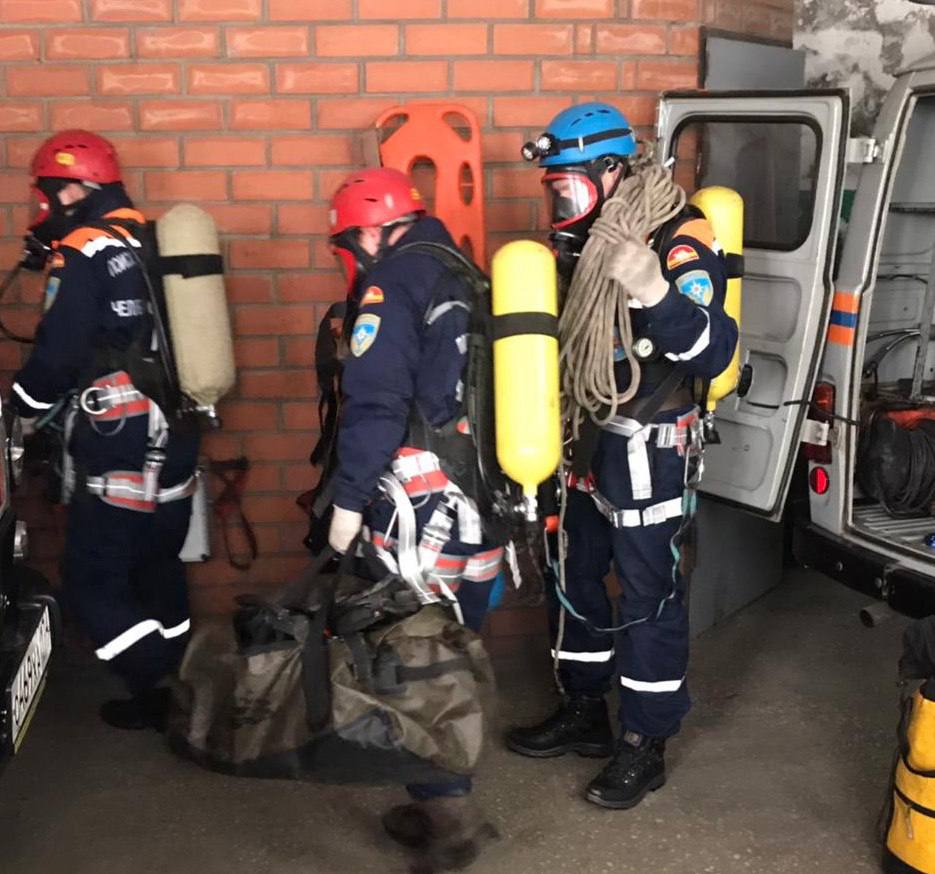 В Магнитогорске спасли двух мужчин потерявших сознание в пятиметровой яме gubernia74 ru articles news 1135482 Вечером 3 сентября в одном из частных домов Магнитогорска произошел несчастный случай Мужчина спустился в выгребную яму глубиной около пяти метров чтобы покрыть ее стены специальным составом праймером перед последующей покраской Вскоре он потерял сознание предположительно из за токсичных паров t me chgub