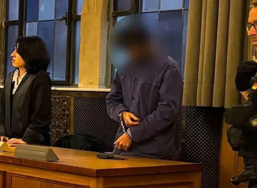 В Германии 30 летнего мигранта приговорили к 11 годам тюрьмы за то что он выкинул из окна друга а затем изнасиловал его на глазах у прохожих Мужчина вместе с другом распивал алкоголь и употреблял марихуану в центре для беженцев Между ними произошёл конфликт в ходе ссоры он выбросил собутыльника из окна второго этажа после чего напал на него с сексуальными утехами пока тот лежал на земле с тяжёлыми травмами Очевидцы вызвали полицию и злоумышленника задержали на месте Суд признал его действия умышленными и назначил наказание 11 лет лишения свободы Новости Дня