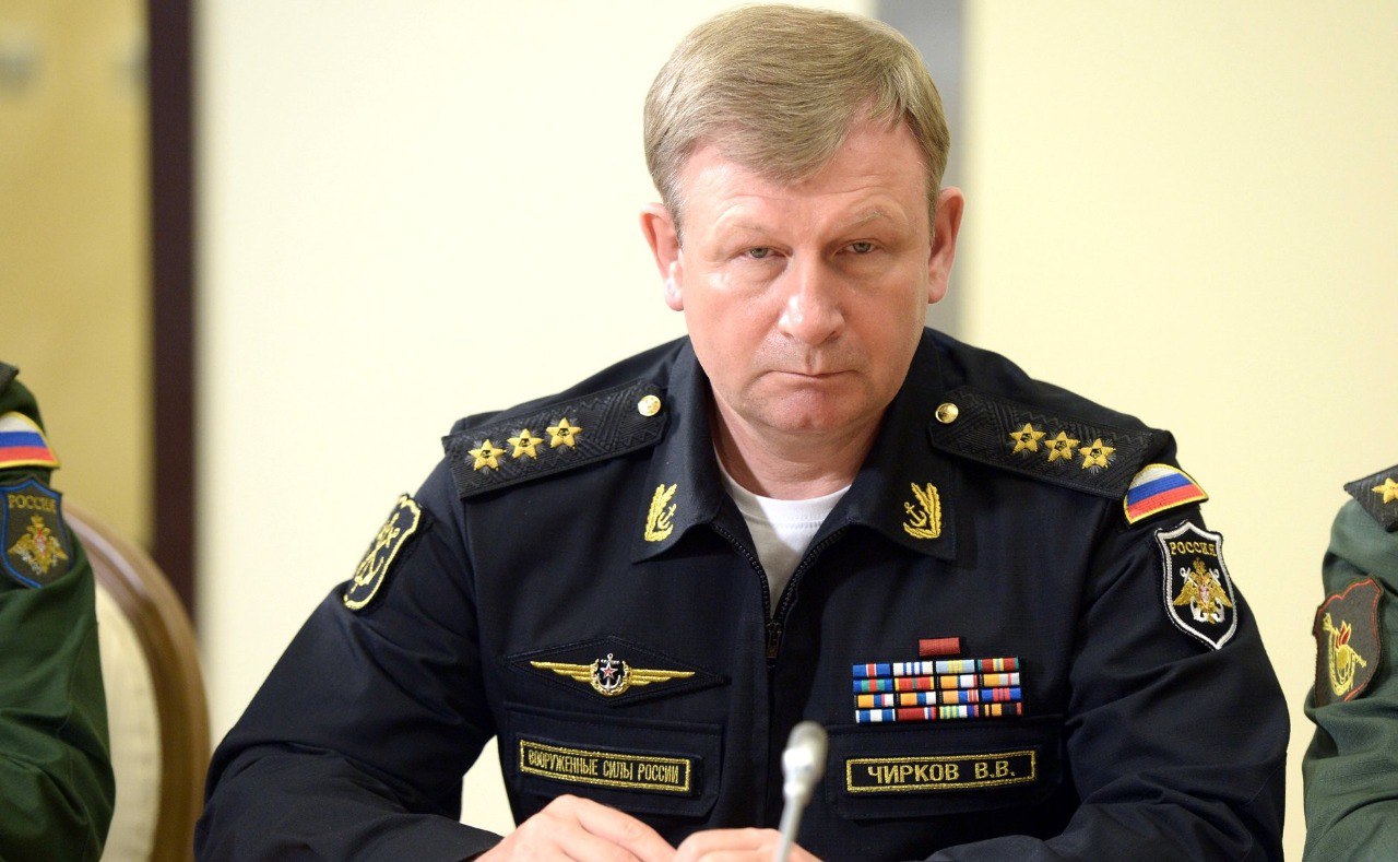 Сына экс-главнокомандующего ВМФ России арестовали  По сообщениям источников, Алексей Чирков с 6 июня находится под домашним арестом. Его подозревают в мошенничестве в особо крупном размере  ч.4 ст. 159 УК РФ  и вменяют один эпизод. С 2018 года Чирков руководил компанией «Светосервис – Подмосковье», которая занимается электромонтажными работами.   Отец Алексея — вице-адмирал Виктор Чирков был главнокомандующим военно-морского флота РФ с 2012 по 2016 год. После ухода в отставку с поста главкома он получил должность советника президента Объединенной судостроительной корпорации  ОСК .