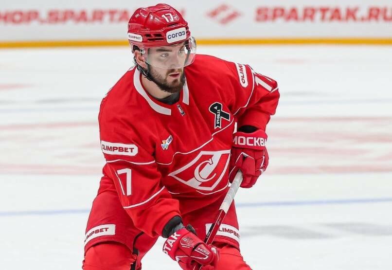 Советник Спартака Каменский о Морозове Иван нужен команде дай Бог чтобы он вернулся Советник президента ХК Спартак Валерий Каменский прокомментировал заявление форварда красно белых Ивана Морозова об употреблении кокаина и ответил когда игрок сможет присоединиться к команде В сентябре 25 летнего хоккеиста временно отстранили от всех матчей КХЛ за положительную допинг пробу В крови спортсмена нашли кокаин Парня жалко может где то оступился один раз Пока нет никакой конкретики по возвращению Ивана на лед Еще ничего не ясно Но он должен играть у хоккеистов короткая карьера Дай Бог чтобы все сложилось и он вернулся Если такой игрок не будет валять дурака то очень поможет команде Морозов нужен Спартаку он это доказывал своей игрой приводит слова Каменского Спорт экспресс Читать полностью