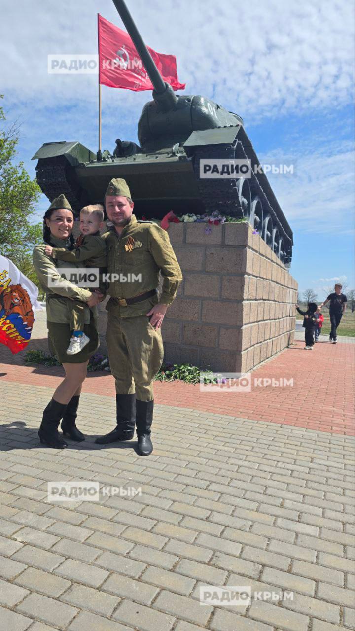 Праздничный автопробег проходит в Симферопольском районе Крымчане украсили свои автомобили флагами России, Знаменем Победы, георгиевскими лентами. В автопробеге вместе со своей семьей принял участие и ведущий «Радио Крым» Илья Иванов.