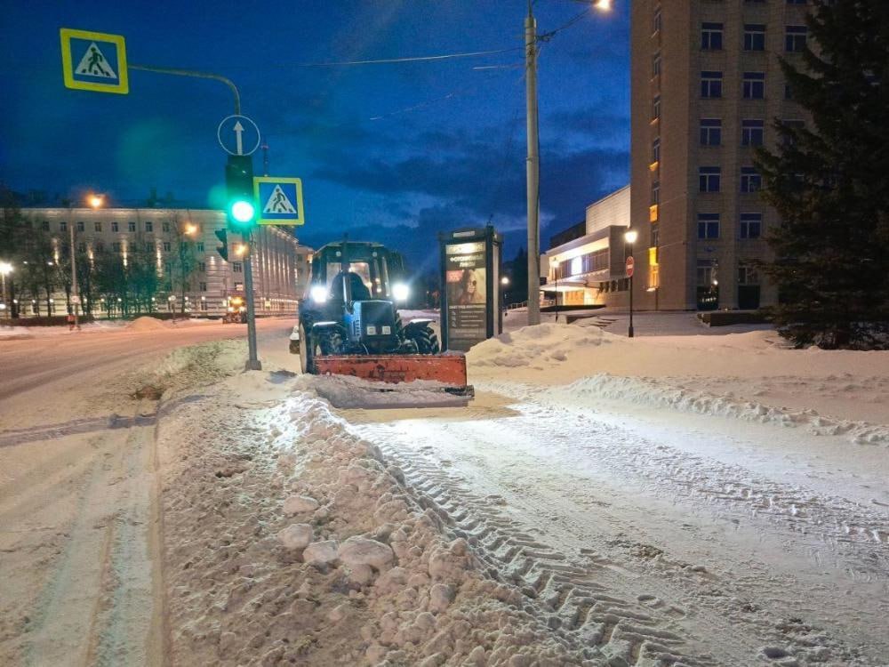 Архангельские коммунальщики продолжают работу в усиленном режиме, устраняя последствия метели  Как сообщили в Мезенском дорожном управлении, в период снежного шторма дорожные рабочие и снегоуборщики проводили скоростную очистку улично-дорожной сети столицы Поморья.  С целью предотвращения гололёда проезжая часть обрабатывалась противогололёдной смесью. В ночь с 19 на 20 марта на обслуживании городских дорог и пешеходных зон было задействовано 35 единиц техники. Днём ожидается 42 снегоуборщика. Будет организован вывоз снега на полигон.  Муниципальные предприятия «Чистый город» и «Городское благоустройство» также оперативно подключились к работе по очистке снежных завалов в общественных местах. В работе у коммунальных служб техника и сотрудники с лопатами.  Фото пресс-службы МДУ