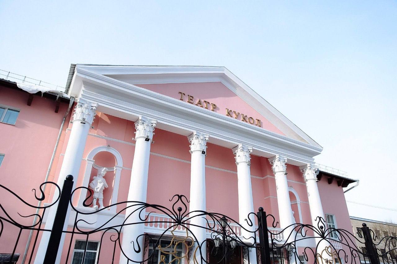 Премьеры спектаклей участие в фестивалях и гастроли Областной театр кукол ждёт насыщенный 2026 год 2026 год обещает стать для Амурского областного театра кукол не только плодотворным но и значимым Масштабные мероприятия откроются празднованием 150 летия Союза театральных деятелей Российской Федерации участие в котором примут абсолютно все региональные отделения нашей страны  Далее творческая команда представит амурчанам премьеру спектакля Умка запланированную на начало марта В День театра 27 марта в рамках празднования юбилея Союза театральных деятелей в театре кукол пройдёт Ночь театрального искусства Для зрителей будет подготовлена интересная вечерняя программа она начнется с показа спектакля Умка а завершится спектаклем вошедшим в Золотой фонд театральных постановок посвящённых юбилею Союза театральных деятелей Миргачан или тайна Тунгусского метеорита Между двумя спектаклями ожидается сюрприз подробности которого пока держатся в секрете В марте апреле артисты начнут репетиции спектакля Золотой ключик или Приключения Буратино Постановщиком выступает заслуженный деятель искусств города Москвы режиссёр постановщик Московского театра кукол Валерий Баджи У нас уже есть Буратино и Мальвина на фасаде статуи Пьеро папы Карло и прекрасный камин а теперь появится и спектакль в репертуаре отметила директор областного театра кукол Анна Фёдорова В апреле в театр прибудут представители Центрального аппарата Союза театральных деятелей и компании Триколор ТВ которые снимут телеверсию спектакля Миргачан или тайна Тунгусского метеорита Мероприятие будет открытым для всех желающих амурских зрителей Подробнее Подписывайтесь на нас в МАХ