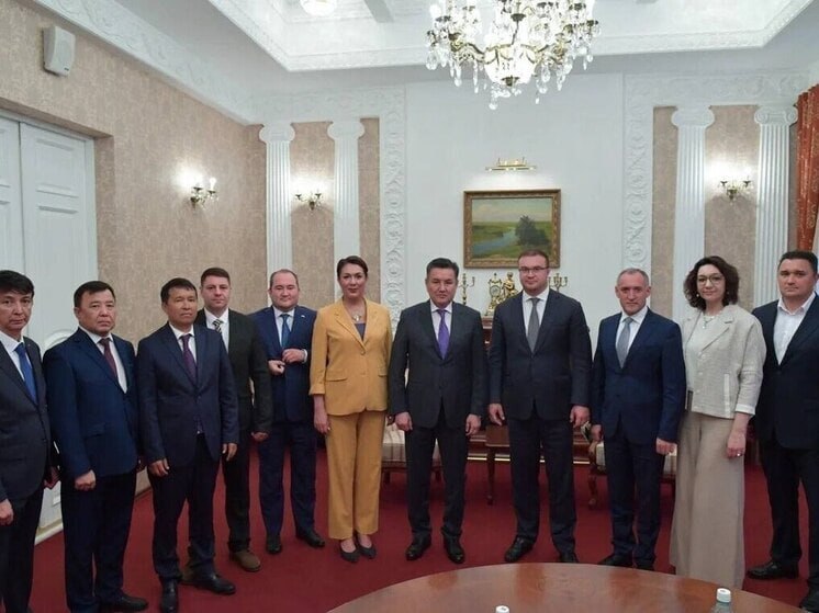 Губернатор Омской области Виталий Хоценко провел рабочую встречу с акимом Восточно-Казахстанской области Нурымбетом Сактагановым. Стороны обсудили ключевые направления развития сотрудничества между регионами.  Глава региона отметил, что Казахстан был и остаётся основным внешнеэкономическим партнёром Омской области. Укреплению межрегиональных связей придаётся особое значение на уровне глав государств. Виталий Хоценко подчеркнул, что развитие взаимодействия с приграничными территориями Республики Казахстан является приоритетным направлением внешнеэкономической политики региона.   Месяц назад омская делегация с рабочей поездкой посетила Восточно-Казахстанскую область. По итогам визита стороны определили ключевые направления сотрудничества — это совместное использование водных ресурсов Иртыша, вопросы экологии, развитие культурных и туристических обменов, а также взаимодействие в сферах науки и образования.
