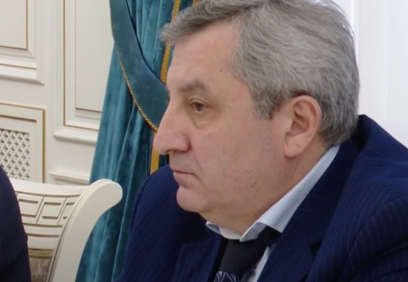 Магомедгусен Насрутдинов экс гендиректор ОАО Даггаз обвиняется в сокрытии денежных средств от взыскания налогов и мошенничестве и предстанет перед судом Об этом сообщает Прокуратура Дагестана В период с 2023 г по 2024 г обвиняемый зная об имеющейся у ОАО Даггаз налоговой задолженности направил в адрес ООО Газпром межрегионгаз Махачкала финансовые поручения с просьбой о перечислении денежных средств руководимого им общества на банковский счет другой компании Таким образом он сокрыл денежные средства ОАО Даггаз в сумме более 89 8 млн рублей за счет которых должно быть произведено взыскание недоимки по налогам сборам и страховым взносам сообщает свою версию событий следствие Ещё более 25 млн рублей считает следствие Насрутдинов использовал для взаиморасчетов с лицами оказывавшими строительные услуги для ООО Санаторий Леззет собственником и фактическим руководителем которого сам являлся Эти действия он осуществил с помощью фиктивных документов обманув и злоупотребив доверием акционеров ОАО Даггаз Насрутдинов обвиняется по двум статьям УК РФ ч 2 ст 199 2 УК РФ сокрытие денежных средств организации за счет которых должно производиться взыскание налогов сборов страховых взносов ч 4 ст 159 УК РФ мошенничество Прокуратура утвердила обвинительное заключение по данному уголовному делу и направила в Кировский районный суд Махачкалы для рассмотрения по существу На фото Магомедгусен Насрутдинов Подписаться на Черновик 2 0 Обратная связь chernovik 1 bot