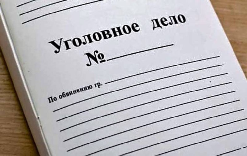 В Голышманово предан суду глава крестьянского хозяйства за нарушение требований охраны труда     Прокуратура Голышмановского района утвердила обвинительное заключение по уголовному делу в отношении 64-летнего главы крестьянского хозяйства.      Он обвиняется по ч. 1 ст. 143 УК РФ  нарушение требований охраны труда .  По версии следствия, в августе 2024 года обвиняемый, будучи главой крестьянского хозяйства, допустил и не осуществил контроль за допущенным к работам на высоте работником, не прошедшим обучение и проверку знаний и навыков в области охраны труда при работе на высоте.   В результате работник при  проведении ремонтных работ упал с крыши зернохранилища в с. Бескозобово Голышмановского округа и получил множественные переломы, что причинило его здоровью тяжкий вред.   Уголовное дело рассмотрит  мировой суд Голышмановского судебного района.