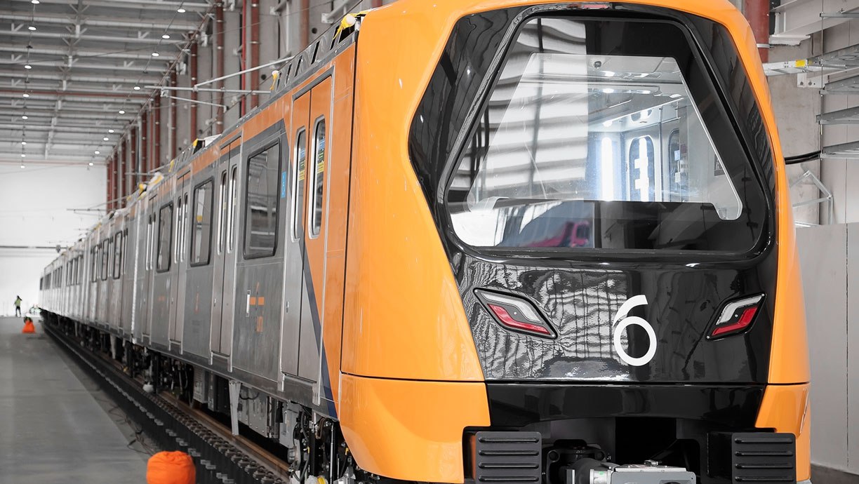Alstom поставила в Сан‑Паулу первый поезд для линии 6 метро Компания Alstom поставила в Сан-Паулу, столицу одноименного штата Бразилии, первый из 22 заказанных шестивагонных поездов для строящейся линии 6 Orange метро. Сборка подвижного состава выполняется на заводе Alstom в Таубате штат Сан‑Паулу . Дизайн поезда был представлен в июне 2024 г. Каждый поезд, рассчитанный на скорость движения до 90 км/ч и эксплуатацию в беспилотном режиме, вмещает до 2044 пассажиров. Поезда с кузовами из нержавеющей стали отличаются высокой энергоэффективностью, салоны оснащены системами видеонаблюдения и подсчета пассажиров, предусмотрены места для лиц с ограниченной мобильностью. Срок службы...