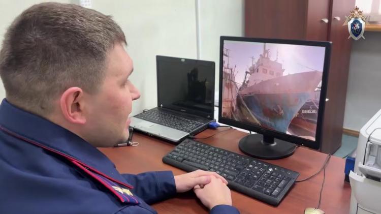 Приморские следователи завершили расследование дела о гибели студента на рыболовецком судне «Рауда». В суд отправятся генеральный директор компании, которой принадлежало судно, капитан и старший мастер добычи. Их обвиняют в том, что они не обеспечили безопасные условия труда, из-за чего погиб молодой человек. Трагедия произошла в ноябре 2022 года, когда студент проходил практику на судне. Во время работы оборвался канат, и молодой человек получил удар, от которого он упал и сильно ударился головой. Парень скончался. По мнению следователей, руководство судна допустило ряд серьезных нарушений. Например, судно вышло в рейс с неквалифицированным экипажем и без необходимых средств защиты для работников. Сейчас у следователей достаточно доказательств, и дело о нарушении правил охраны труда передано в суд.