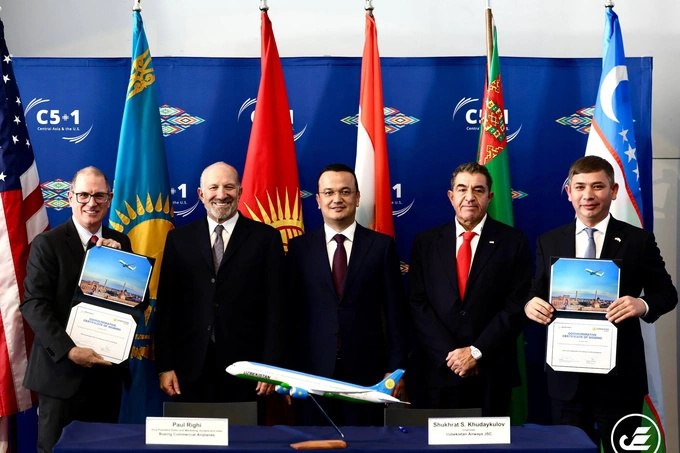 Uzbekistan Airways заказала еще 8 Boeing 787 Dreamliner всего 22 самолета Национальный авиаперевозчик реализовал опцион на восемь самолетов Boeing 6 ноября конвертировав его в твердый заказ Соответствующее соглашение подписали глава авиакомпании Шухрат Худайкулов и вице президент Boeing Пол Риги Общий заказ Uzbekistan Airways составил 22 широкофюзеляжных лайнера Компания планирует использовать их для расширения международной маршрутной сети чтобы укрепить свои позиции на глобальном рынке В сентябре Uzbekistan Airways заключила крупнейший в своей истории контракт с Boeing Он предусматривал твердую поставку 14 Boeing 787 9 Dreamlier и опцион еще на 8 бортов www spot uz ru 2025 11 07 uzairways boeing На фото Пол Риги Говард Латник Лазиз Кудратов Паоло Замполли и Шухрат Худайкулов Telegram Instagram YouTube