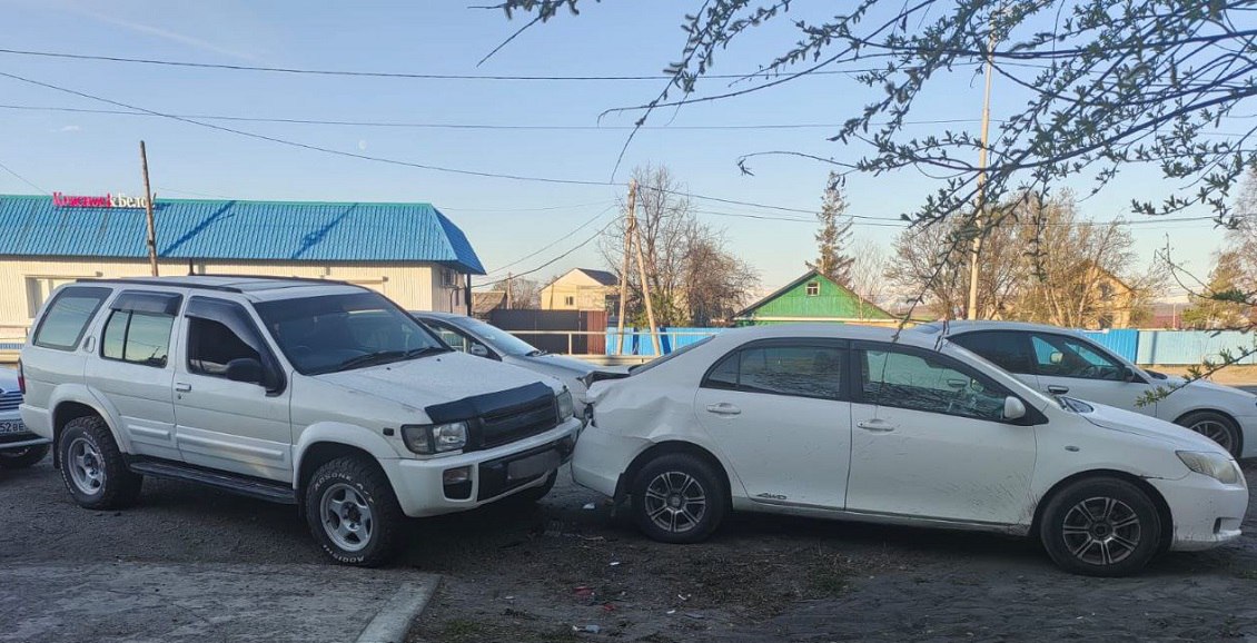 В Елизове виновник ДТП оказался в пять раз пьянее, чем нужно На Камчатке в городе Елизово произошло ДТП, которое под утро устроил нетрезвый водитель. Управляя внедорожником, он врезался в припаркованное авто. Нажмите для подробностей -