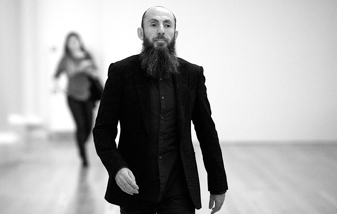 Владимир Кехман уходит с поста художественного руководителя Михайловского театра Как сообщает Фонтанка со ссылкой на источники театр и Кехман договорились о прекращении трудовых отношений по взаимному согласию сторон Исполняющим обязанности худрука назначен Александр Соловьев работающий в театре с 2020 в качестве главного дирижера и музыкального руководителя Михайловского театра В сентябре 2025 Кехмана лишился поста генерального директора МХАТ им Горького Против него возбуждено два уголовных дела за взятку и за растрату opernogobaleta отдать голос