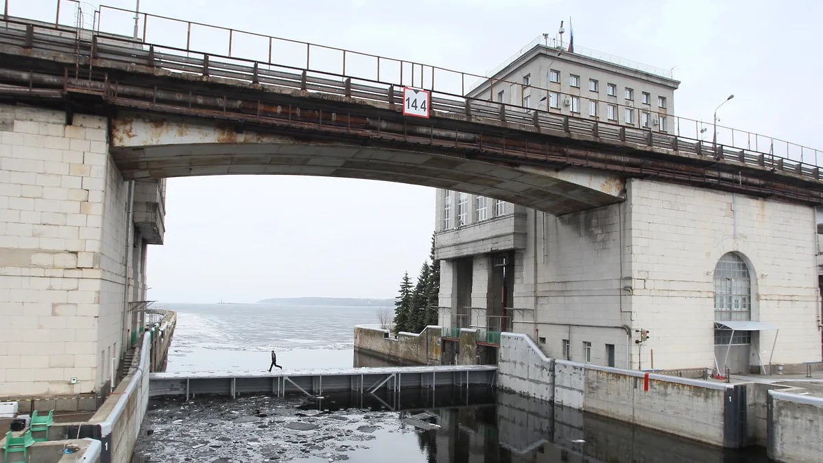 Дело в отношении проектировщиков нижегородского гидроузла передали в суд  Двух бывших сотрудников коммерческой организации обвинили в злоупотреблении полномочиями. Как полагает следствие, проектировщик после изменений градостроительного законодательства не привел свою деятельность в соответствие с новыми требованиями. Из-за этого заказчик ФБУ «Администрация Волжского бассейна» не смог использовать проект по назначению. Ущерб государству оценивают в 745 млн руб.  Генеральным проектировщиком низконапорного гидроузла по контракту, заключенному в 2017 году, выступало самарское ООО «Техтрансстрой». Сумма контракта составила 962,5 млн руб. В 2020 году были возбуждены дела о мошенничестве и отмывании денег при проектировании. Тогда сумму ущерба оценивали в 30 млн руб., не исключая, что в ходе расследования она увеличится до 300 млн руб.  Фото: Роман Яровицын, Коммерсантъ    Подписывайтесь на «Ъ-Приволжье» Оставляйте «бусты»