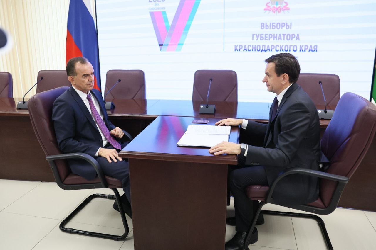 Вениамин Кондратьев представил документы для выдвижения кандидатом на должность губернатора Краснодарского края Выборы главы региона проведут с 12 по 14 сентября 2025 года. Такое решение приняла избирательная комиссия Кубани для увеличения доступности голосования и удобства избирателей. – Сохранить экономическое развитие региона – это главная задача сегодня. Ее решение дает возможность улучшить все сферы деятельности, повысить качество жизни. Мы будем продолжать строить соцобъекты, возводить школы, детские сады, благоустраивать парки и скверы, прокладывать дороги. В нашем крае должно быть комфортно и безопасно жить, работать, растить своих детей, отдыхать и строить планы. Главное – не останавливаться на достигнутом. Краснодарский край сейчас – это мощный агропромышленный комплекс – гарант продовольственной безопасности и житница страны. И мы должны сохранить этот высокий статус. На новый уровень вывели промышленность, санаторно-курортный комплекс. Мы будем развивать и другие высокомаржинальные отрасли экономики. Все, что мы достигли – важно сохранить и добиться новых, более высоких результатов. Это основная задача для меня и моей команды, – сказал Вениамин Кондратьев.