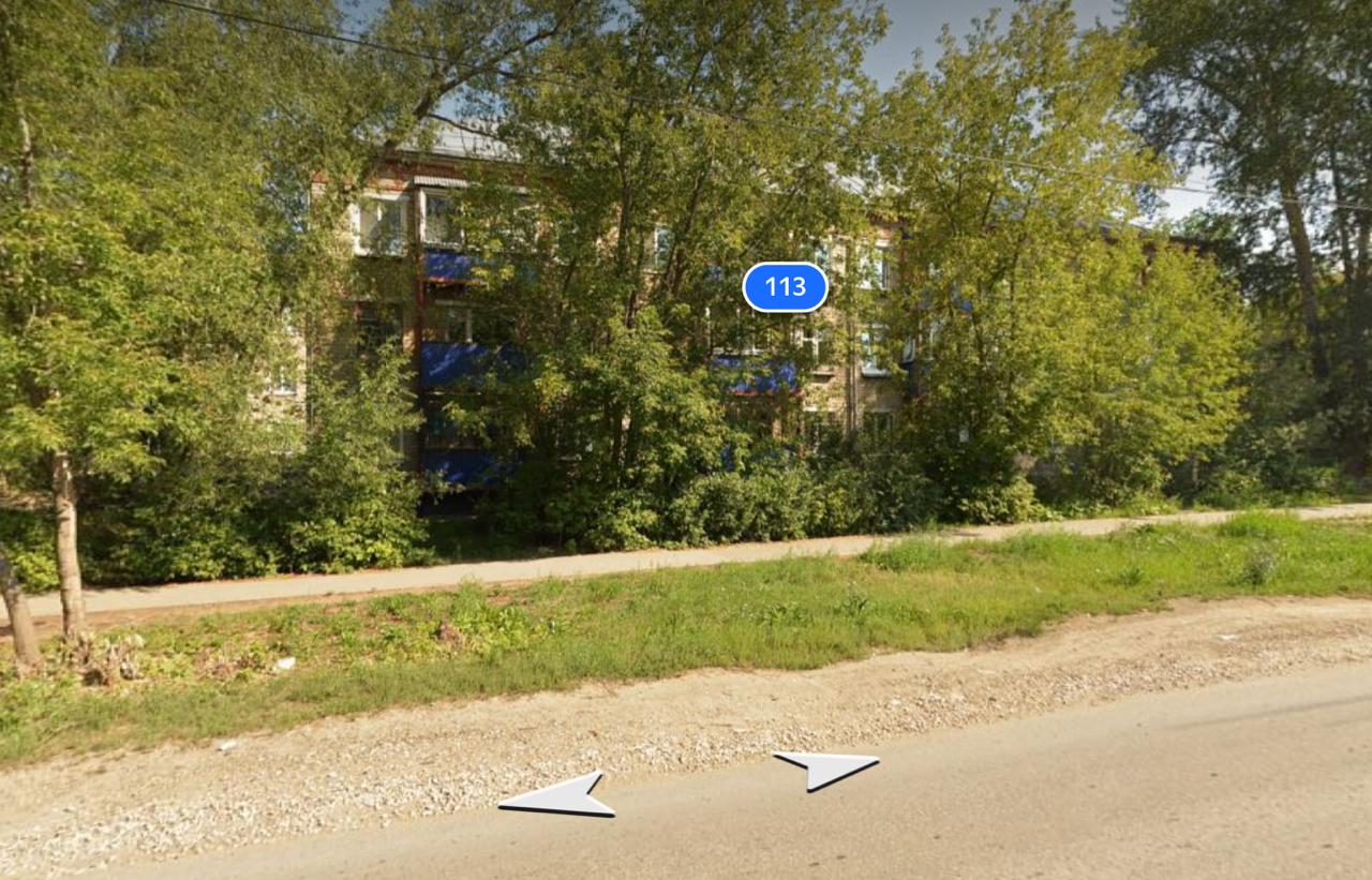 В Перми жильцов аварийного дома на улице Лядовской, 113 начали экстренно выселять из-за резкого ухудшения технического состояния здания. Решение о введении режима повышенной готовности приняли 26 июня на экстренном заседании городской комиссии по ЧС. Трехэтажка 1961 года постройки, включённая в программу переселения на 2025–2026 годы, признана аварийной ещё в 2017-м. Сейчас возле дома развёрнут пункт сбора и регистрации, где людям предлагают временное жильё и при необходимости помогают с транспортом для вывоза вещей. Режим повышенной готовности позволяет срочно принимать меры по защите жителей и контролировать безопасность на придомовой территории. Людям настоятельно рекомендуют покинуть здание как можно скорее. Деловые новости и политика Перми — подписаться