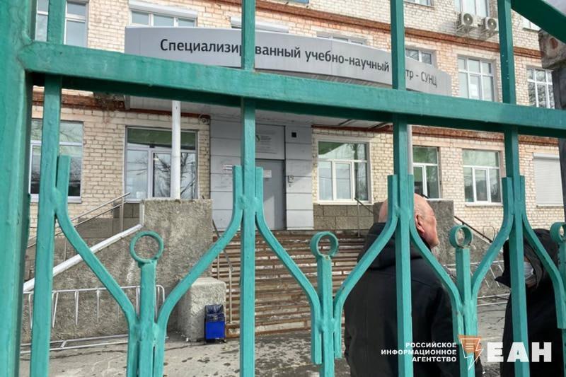 Экс-заведующая поставщика питания для СУНЦ в Екатеринбурге предстанет перед судом Уголовное дело о массовом отравлении 80 учеников СУНЦ УрФУ будут рассматривать в Кировском райсуде. По версии следствия, в начале марта у обвиняемой была выявлена норовирусная инфекция. Однако женщина проигнорировала требования безопасности и вернулась к работе, что и стало причиной массового отравления детей.